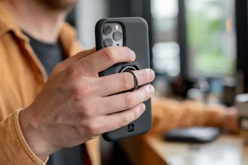 Quad Lock V2 Phone Ring/Stand in Black-3
